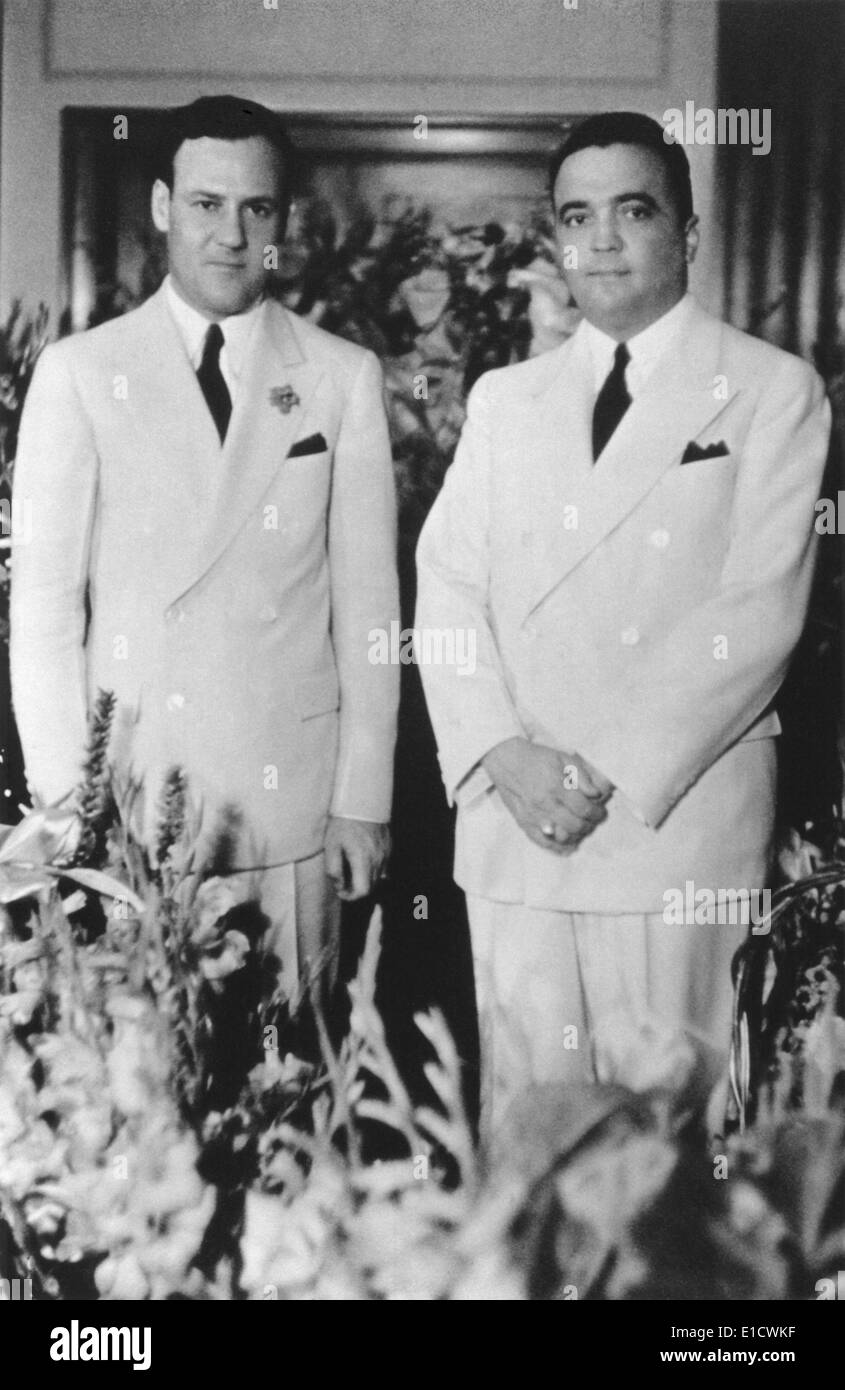 Direttore dell'FBI J. Edgar Hoover ventesimo anniversario con Associate Director Clyde Tolson. Dopo la laurea da George Washington Foto Stock