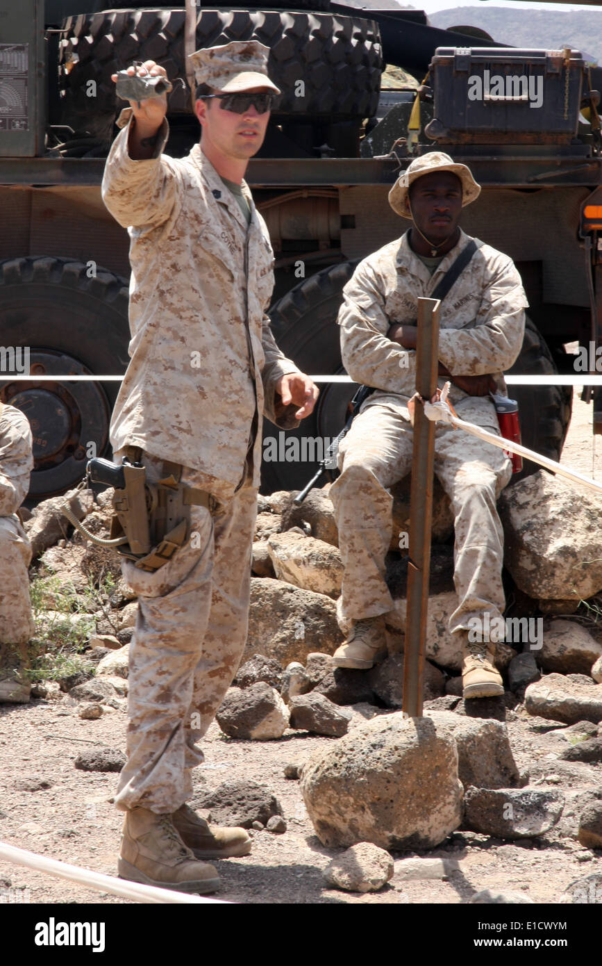 Stati Uniti Marine Corps Staff Sgt. Bernard Coyne, un'eliminazione degli ordigni esplosivi tecnico con la lotta contro il battaglione della logistica 24, 24 Foto Stock