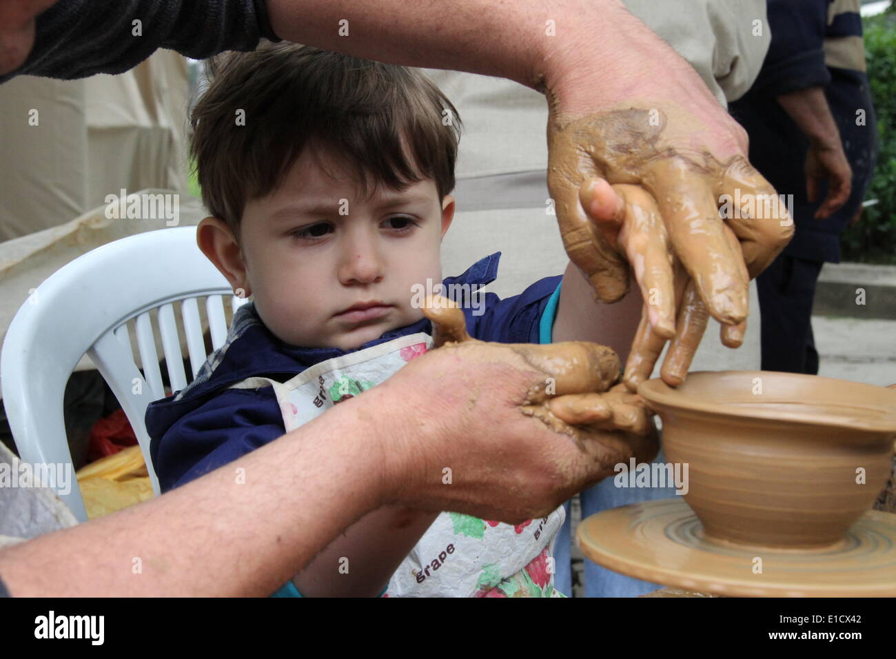 (140531) -- SOFIA, 31 maggio 2014 (Xinhua) -- Un bambino fa ceramica durante la fete per la Giornata dei bambini a Sofia, Bulgaria, 31 maggio 2014. La fete per la Giornata dei bambini si terrà per due giorni. (Xinhua/Liu Zai) (zhf) Foto Stock