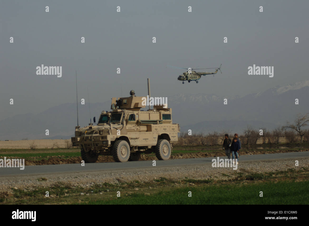 Stati Uniti Soldati di garantire la sicurezza per le forze di sicurezza nazionali afgane (ANSF) Mi-17 Hip elicotteri come si preparano a terra durante Foto Stock