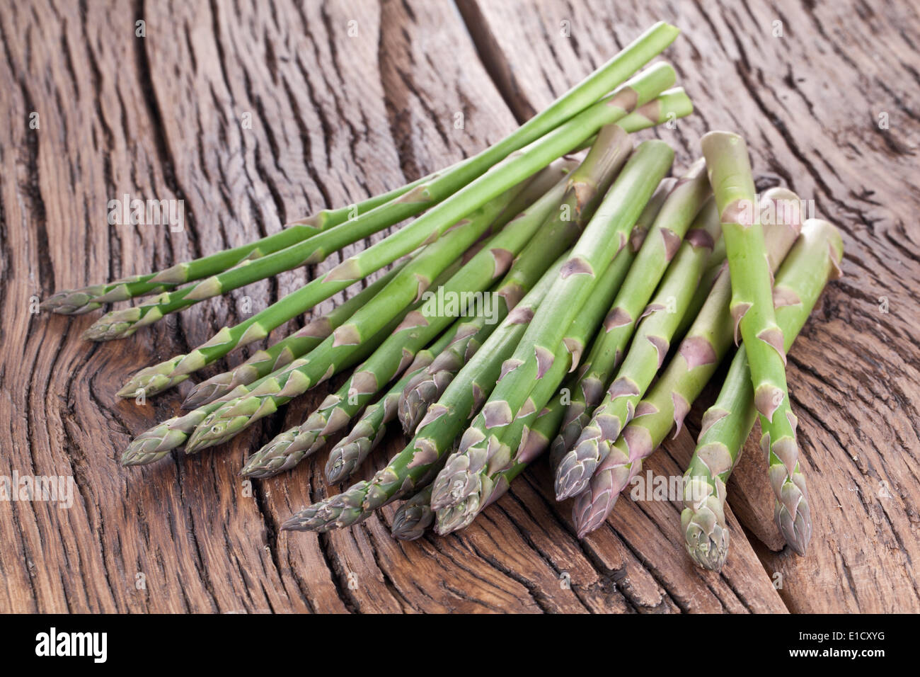 Mazzetto di asparagi su un tavolo di legno. Foto Stock