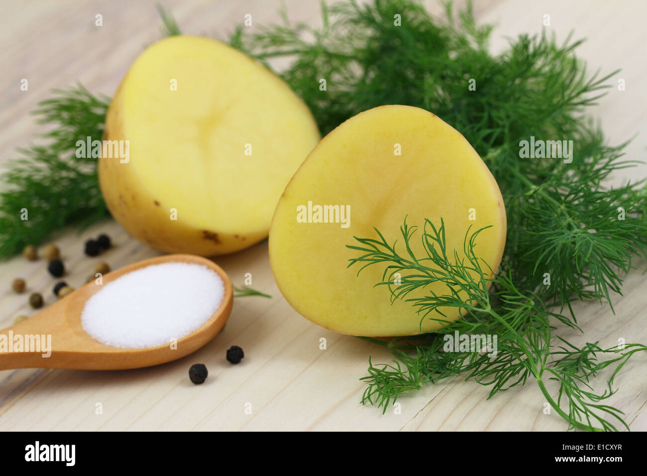 Patate di primizia, di aneto fresco e sale Foto Stock