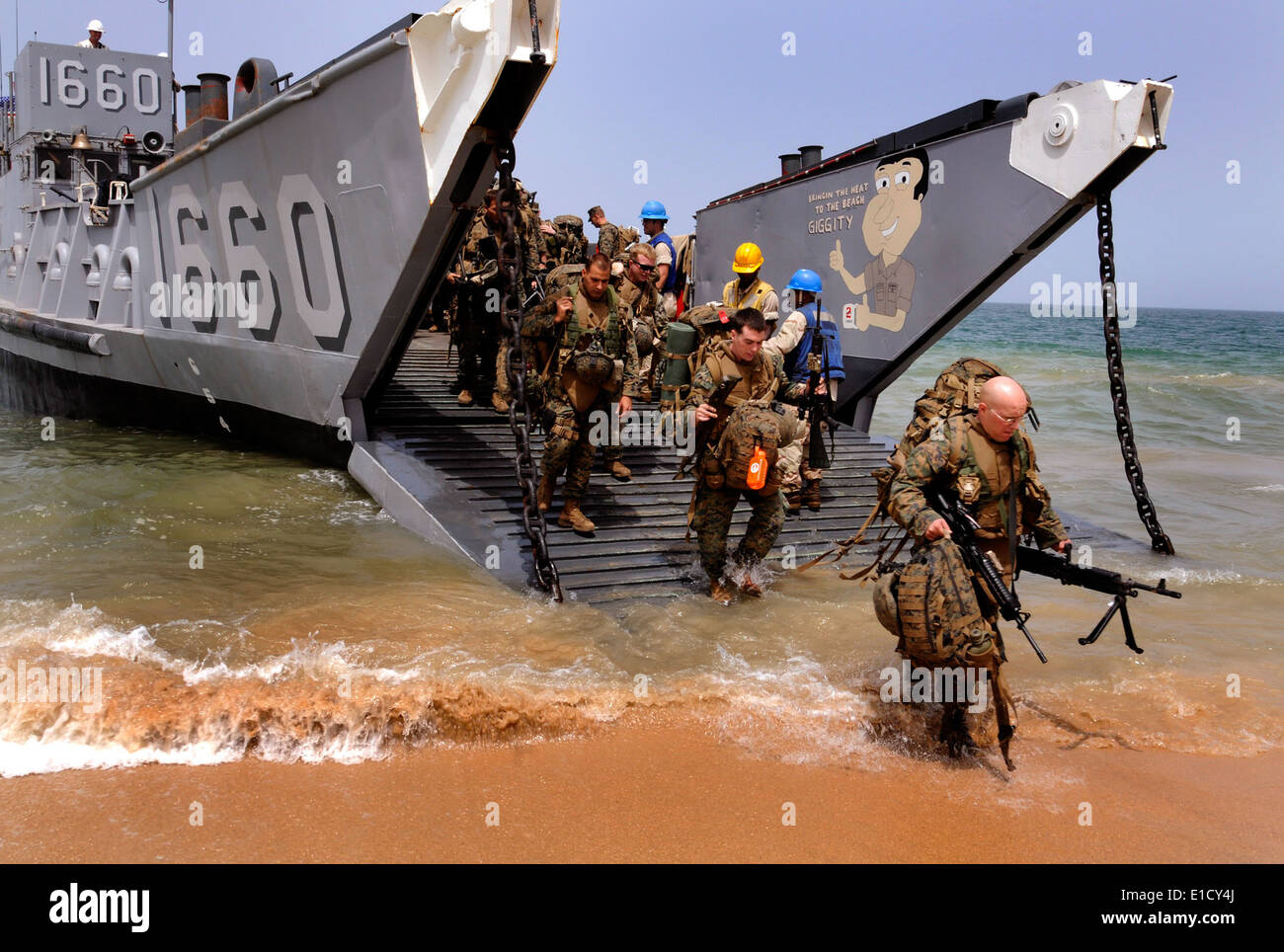 Stati Uniti Marines assegnato a una cooperazione in materia di sicurezza Air-Ground Marine Task Force scendono dalla Landing Craft Utility 1660 assegnato Foto Stock