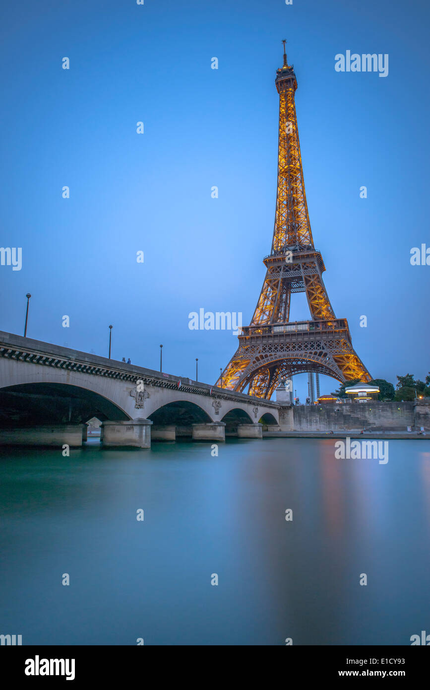 Notte lunga esposizione della Torre Eiffel e dalla Senna al tramonto dal porto Debilly a Trocadero Foto Stock