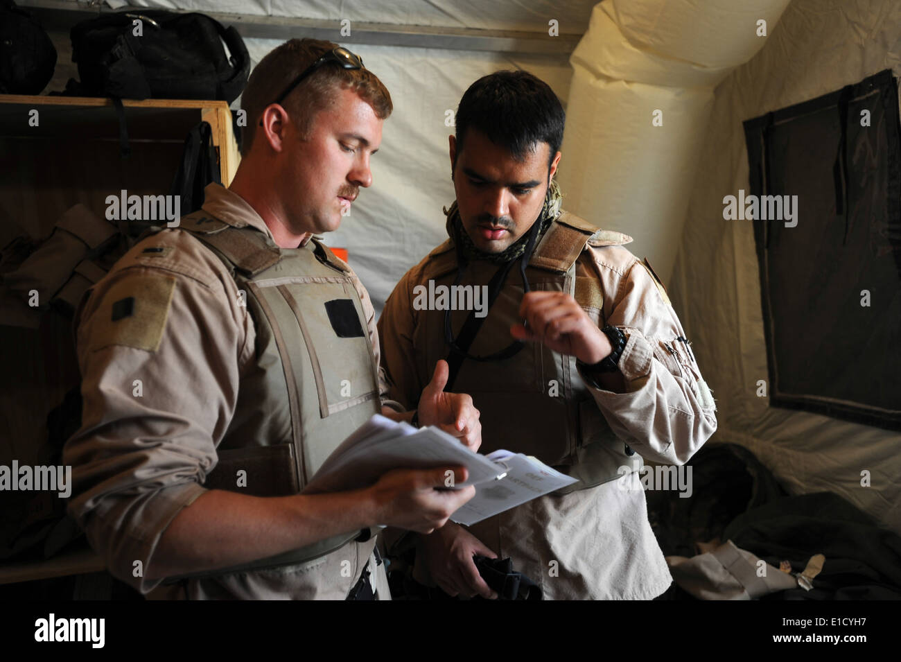 Stati Uniti Air Force 1 Lt. John Grahm, un HC-130P contro il re Hercules pilota di aerei e il Senior Airman Jorge Jimenez, un HC-130P Foto Stock