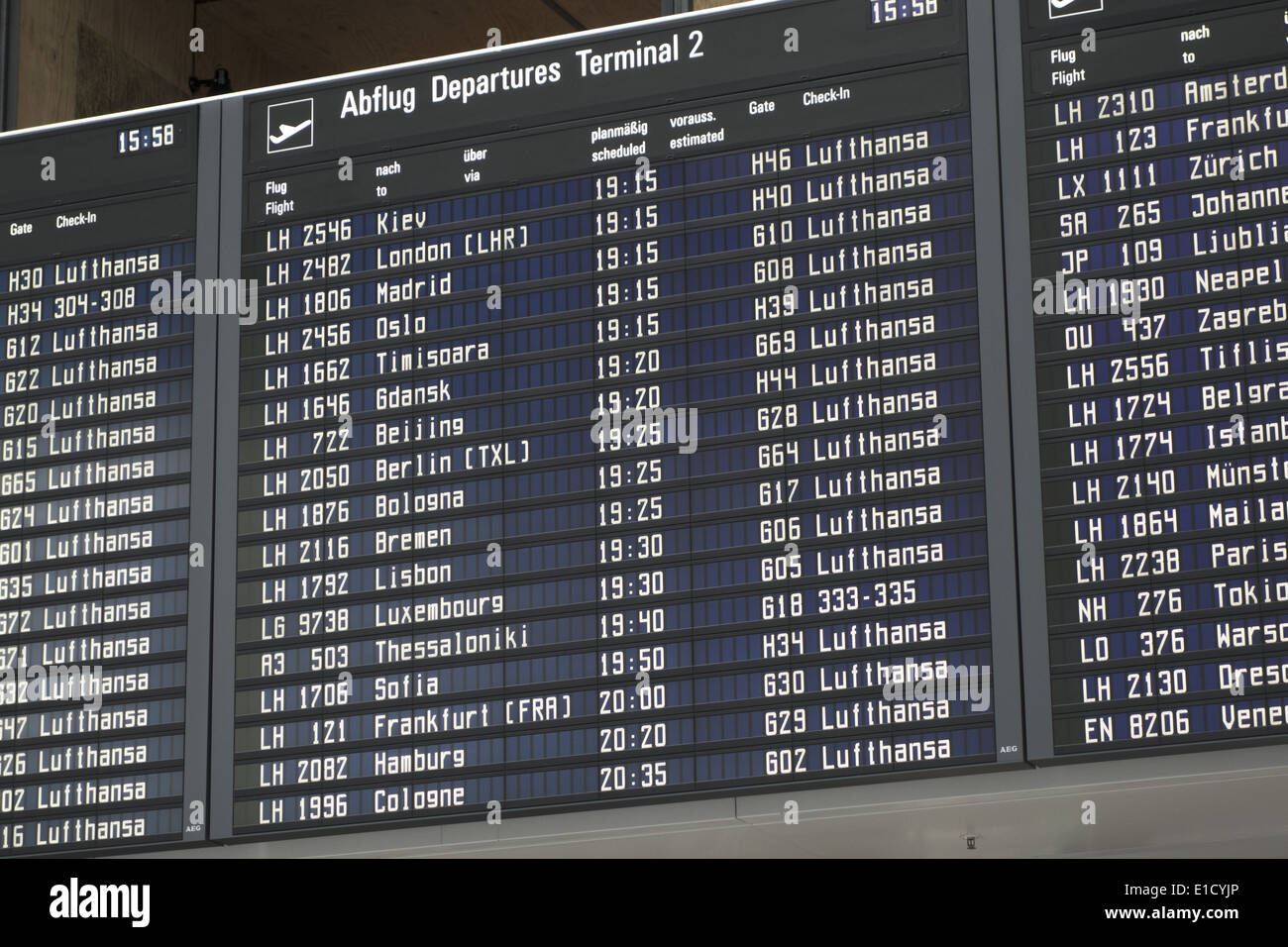 Abflugtafel am Münchner Flughafen, München, Bayern, Deutschland, Europa Foto Stock