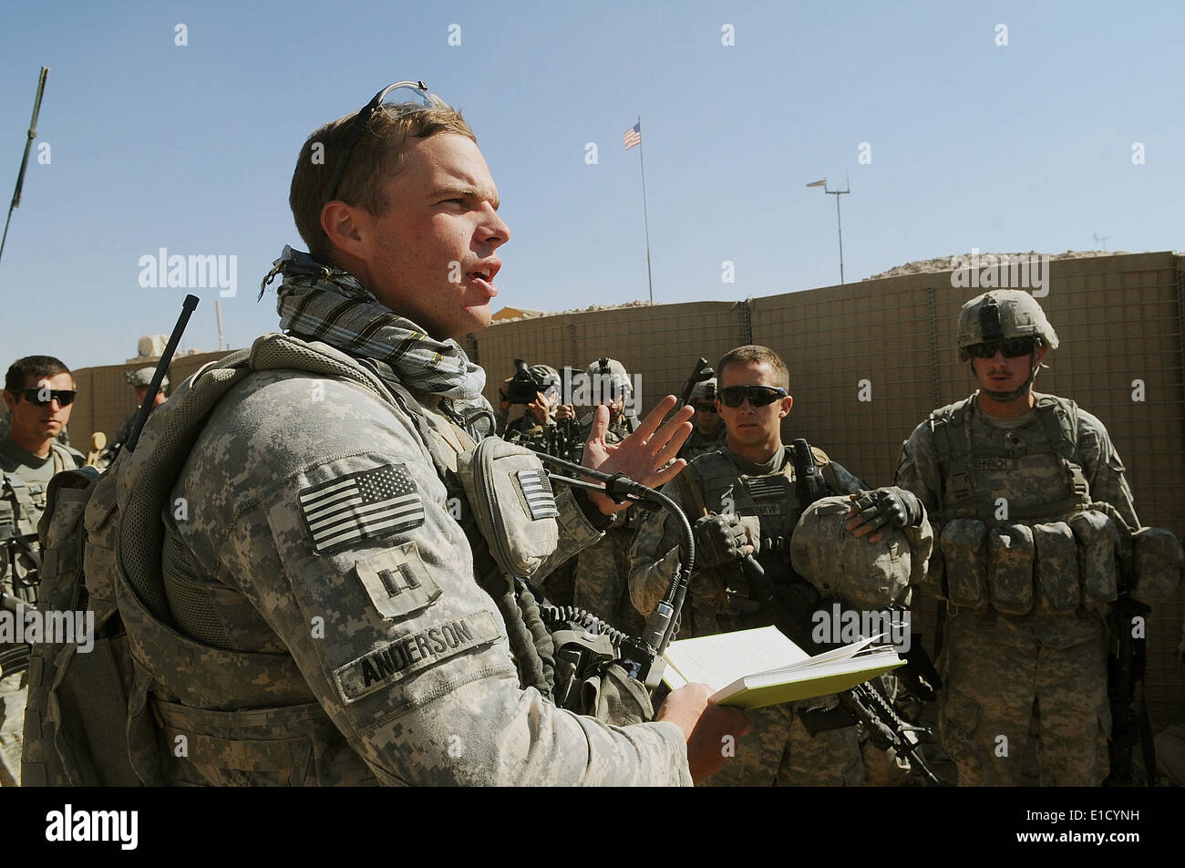 Stati Uniti Esercito Capt. Brandon Anderson, Sede azienda Commander, 4° Battaglione, XXIII reggimento di fanteria svolge una missione brie Foto Stock