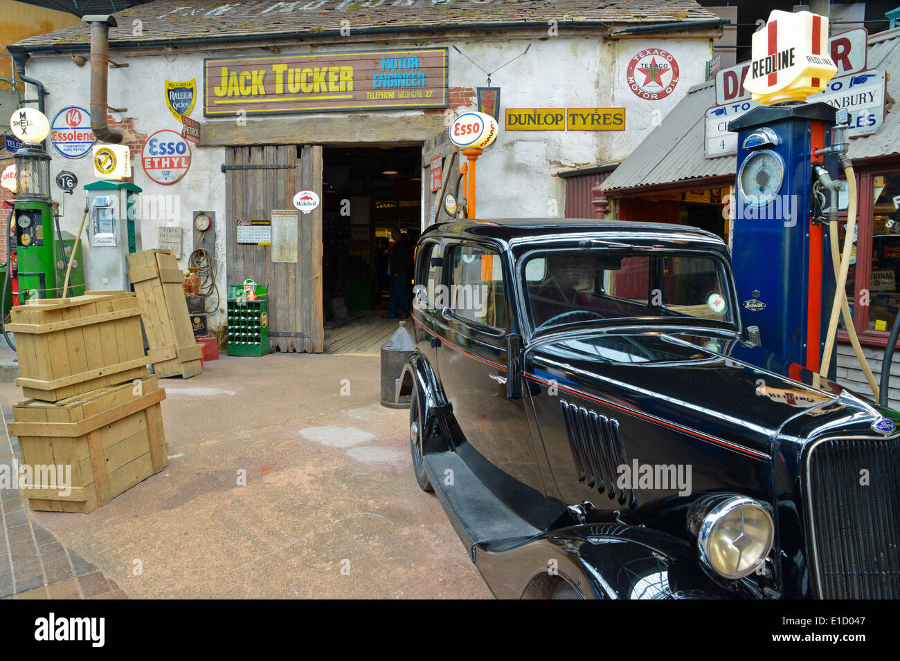 Scena di ricreazione di un inizio di rustico del 1930 Paese garage a Beaulieu Motor Museum Foto Stock