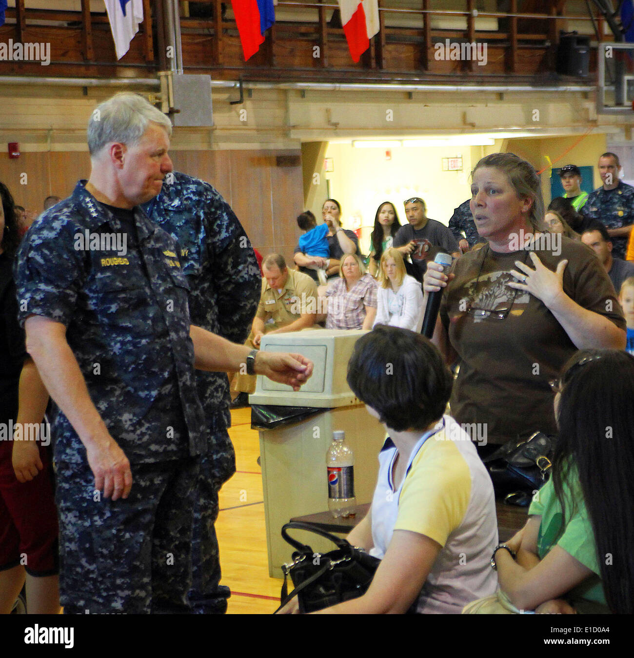 Capo di operazioni navali Adm. Gary Roughead risponde alle domande dei marinai e le loro famiglie 13 maggio 2010, a supporto navale un Foto Stock