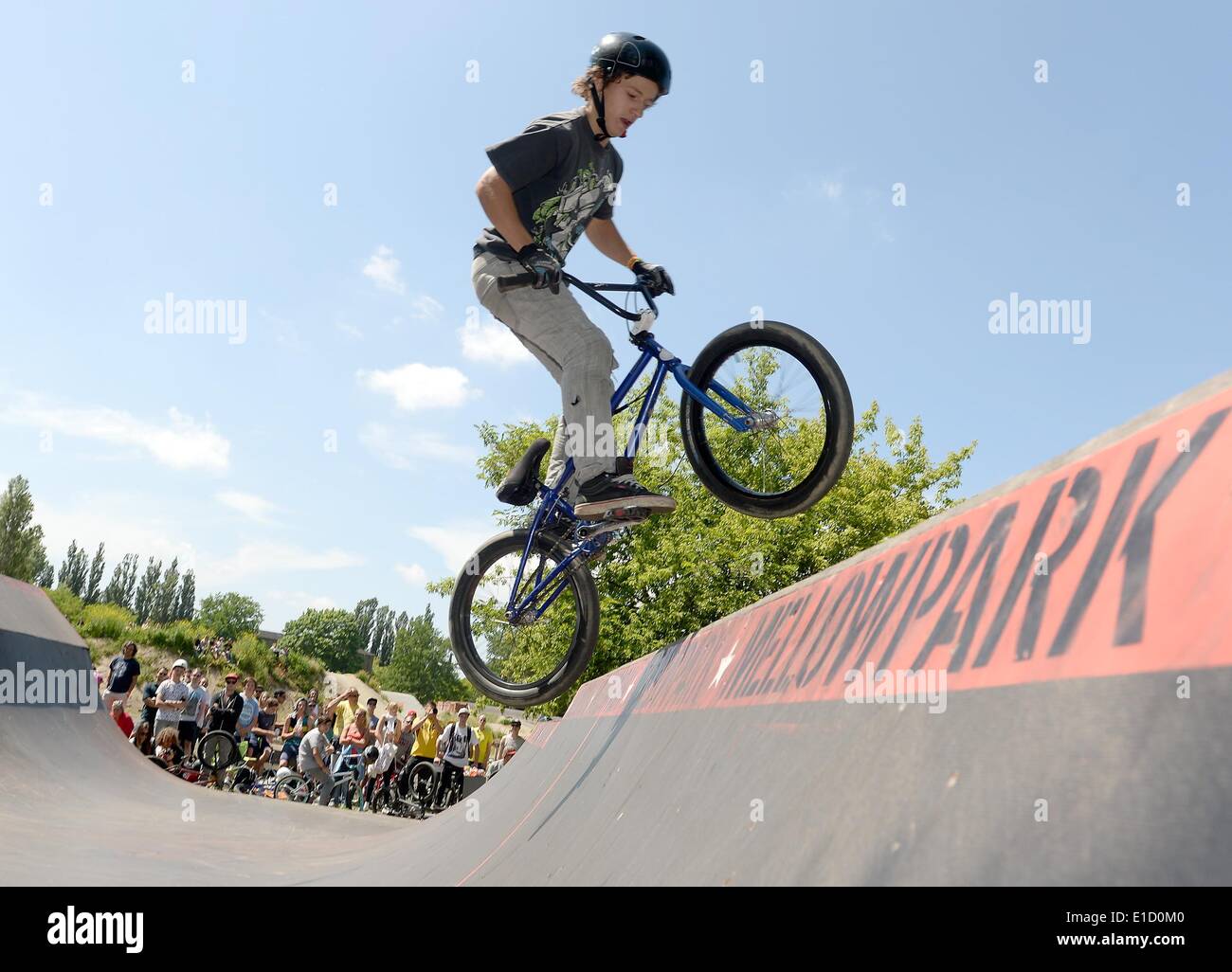 Berlino, Germania. 31 Maggio, 2014. Un ciclista esegue alla XV Freestyle BMX Festival Autostrada per colle a Mellowpark a Berlino (Germania), 31 maggio 2014. BMX piloti competere nelle discipline Flatland, Vert (mini rampa), Street, parco e sentieri. Foto: BRITTA PEDERSEN/dpa/Alamy Live News Foto Stock