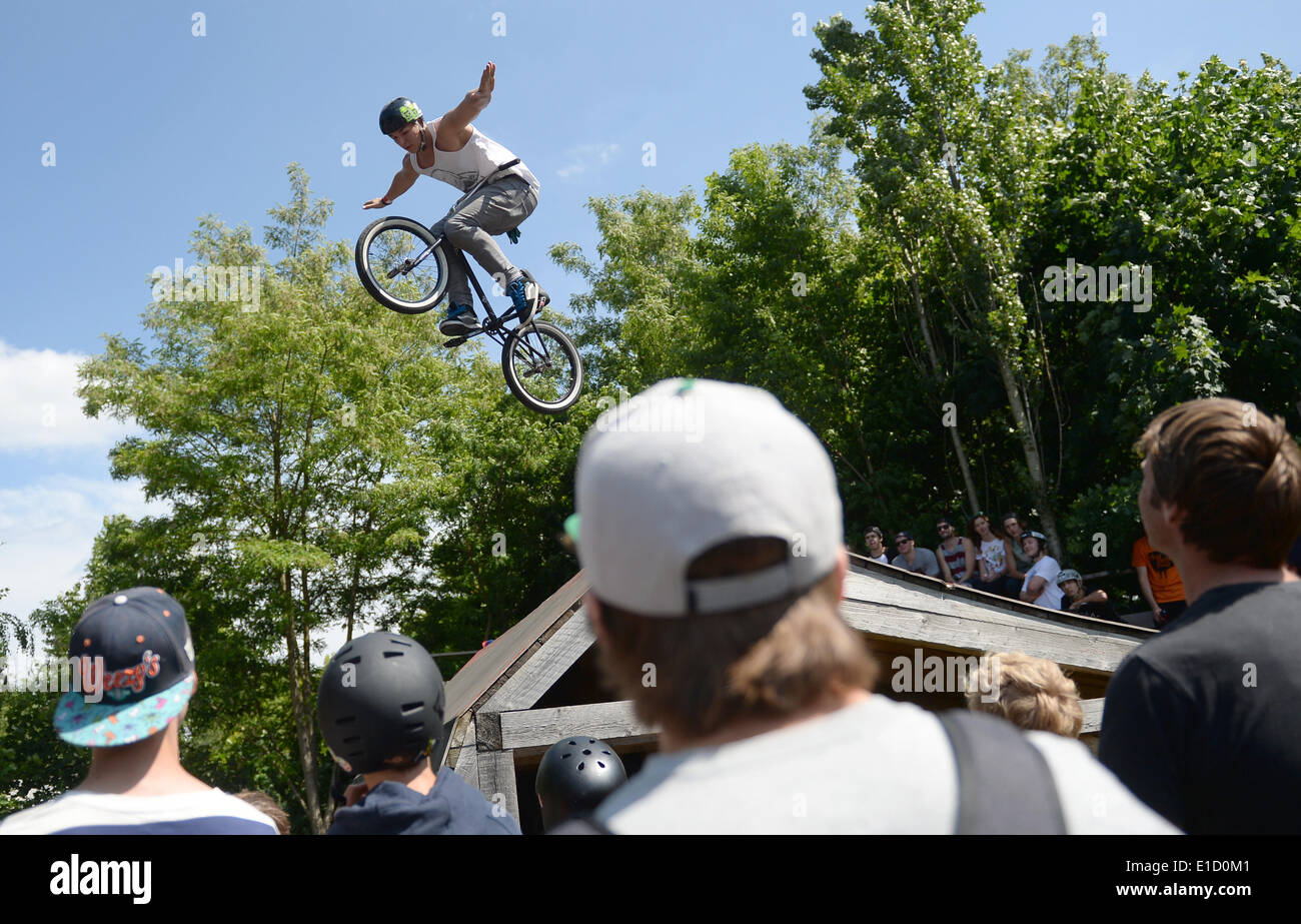 Berlino, Germania. 31 Maggio, 2014. Un ciclista esegue un NoHand alla XV Freestyle BMX Festival Autostrada per colle a Mellowpark a Berlino (Germania), 31 maggio 2014. BMX piloti competere nelle discipline Flatland, Vert (mini rampa), Street, parco e sentieri. Foto: BRITTA PEDERSEN/dpa/Alamy Live News Foto Stock
