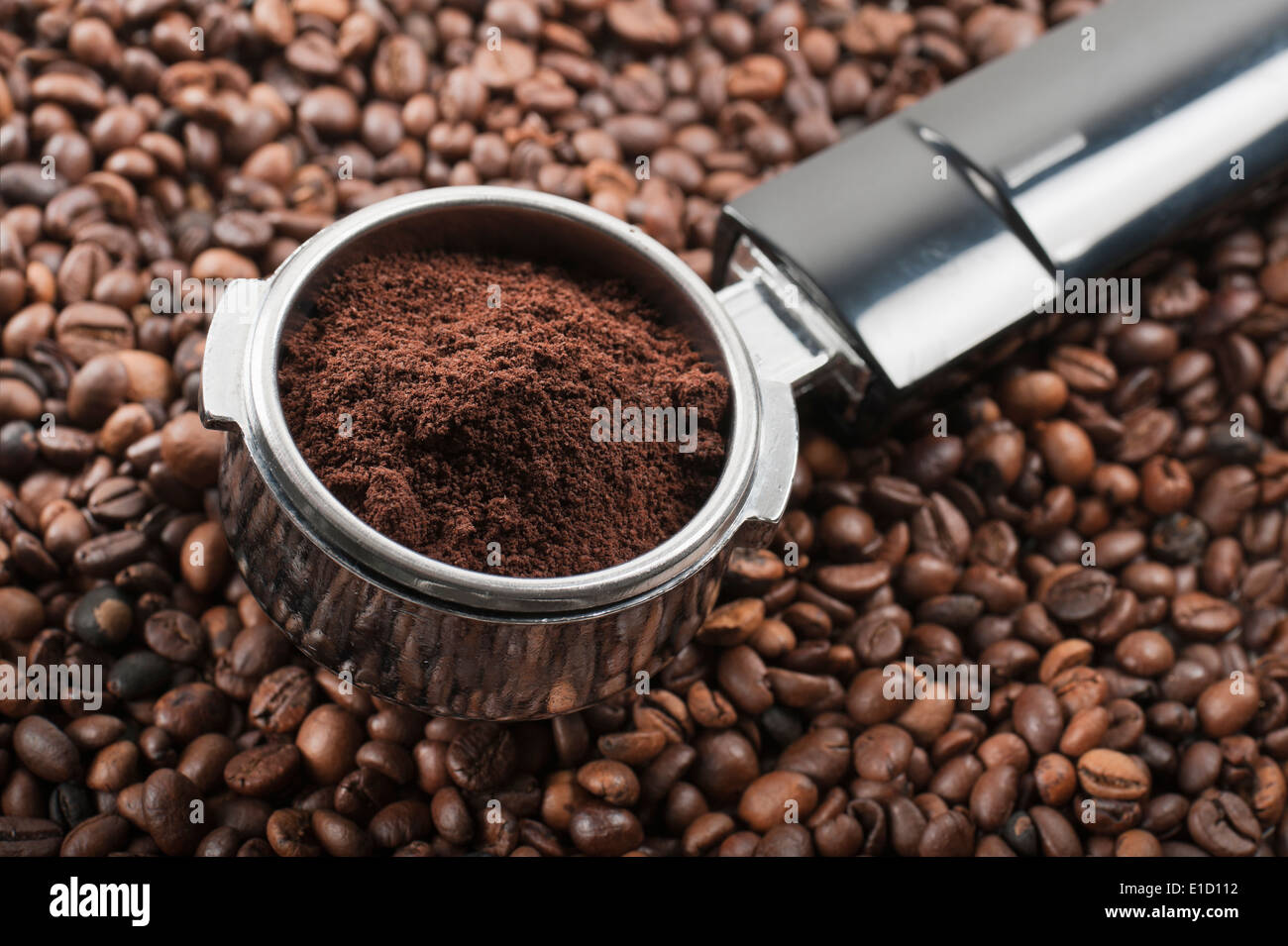 La piena erogazione di caffè in chicchi di caffè Foto Stock