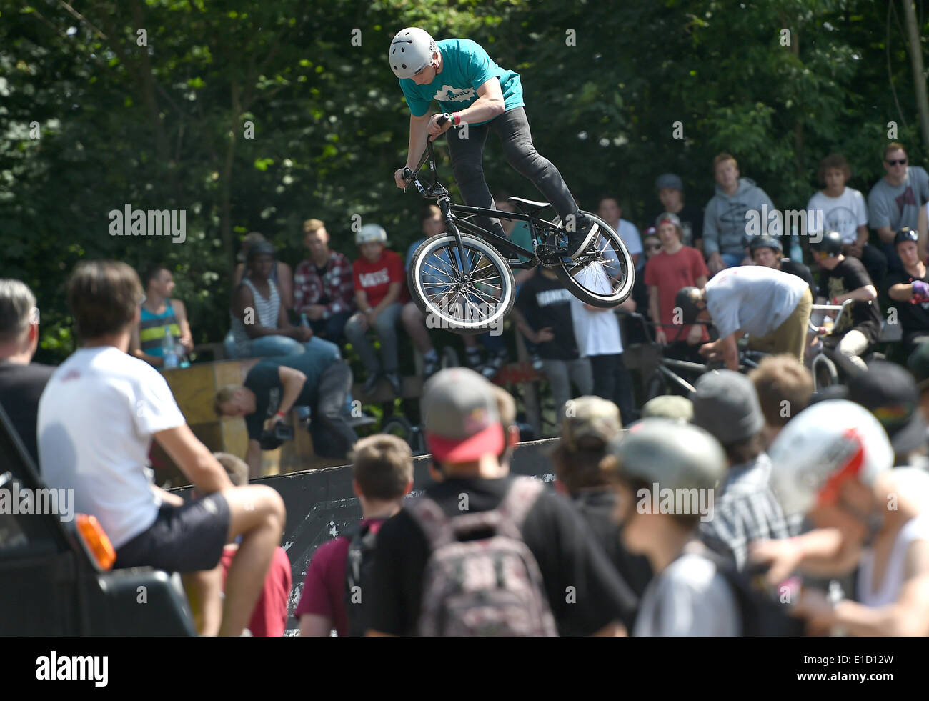 Berlino, Germania. 31 Maggio, 2014. Un ciclista esegue alla XV Freestyle BMX Festival Autostrada per colle a Mellowpark a Berlino (Germania), 31 maggio 2014. BMX piloti competere nelle discipline Flatland, Vert (mini rampa), Street, parco e sentieri. Foto: BRITTA PEDERSEN/dpa/Alamy Live News Foto Stock