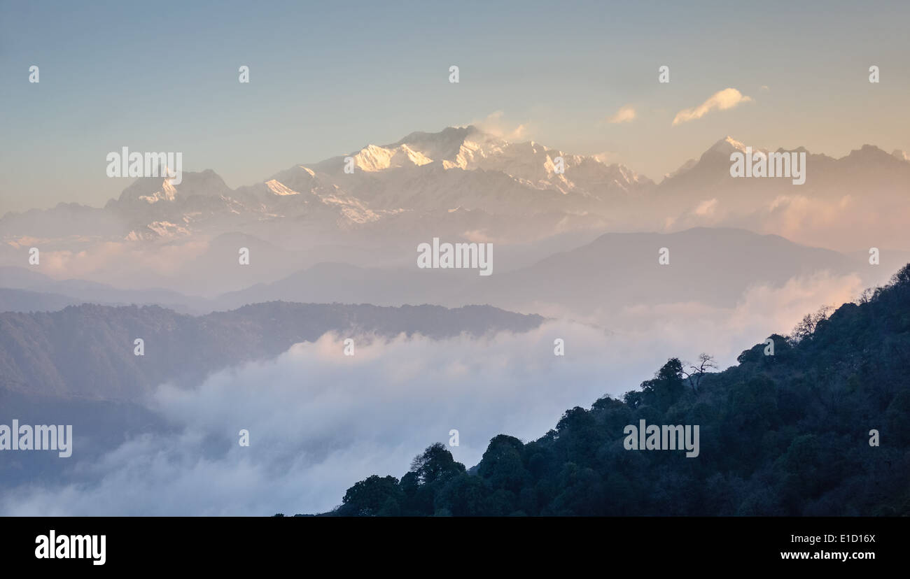 Monte Kangchendzonga gamma percorso di trekking attraverso le montagne himalayane verso Sandakphu Foto Stock