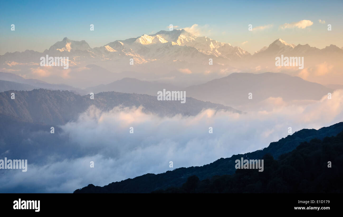 Paesaggio di montagna di Kangchendzonga gamma di Himalaya all'alba con nuvole flottante con spazio di copia Foto Stock