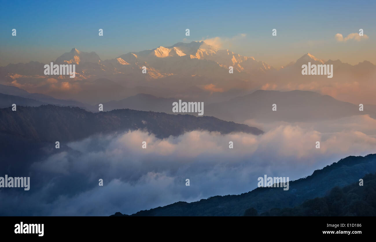 Monte Kangchendzonga gamma percorso di trekking attraverso le montagne himalayane verso Sandakphu Foto Stock