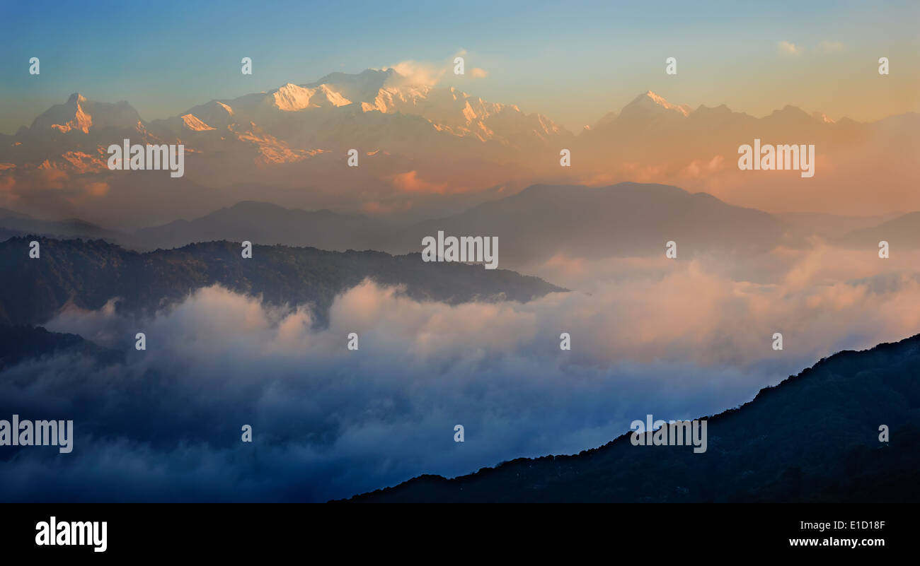 Monte Kangchendzonga gamma percorso di trekking attraverso le montagne himalayane verso Sandakphu Foto Stock
