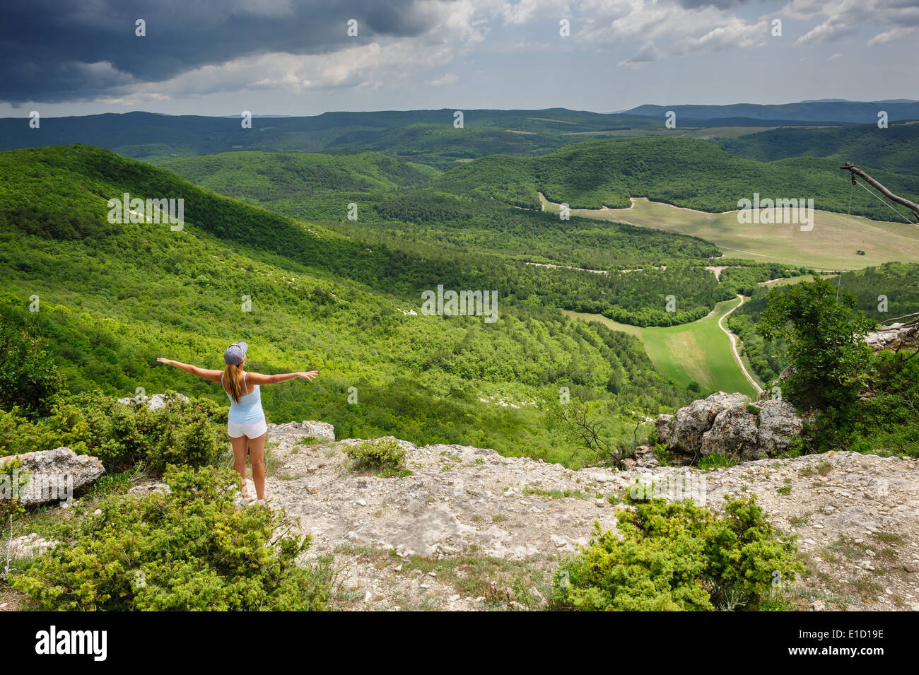 Giovane donna contro la tempesta Foto Stock