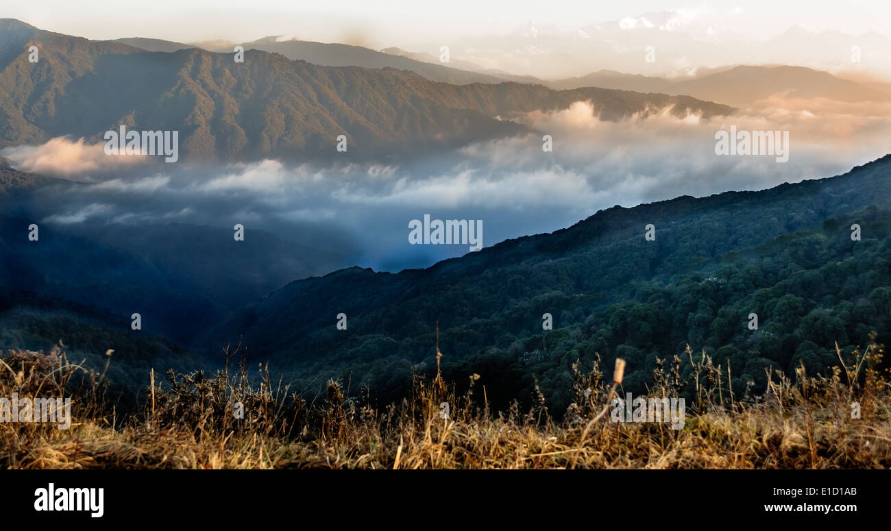 Monte Kangchendzonga gamma percorso di trekking attraverso le montagne himalayane verso Sandakphu Foto Stock