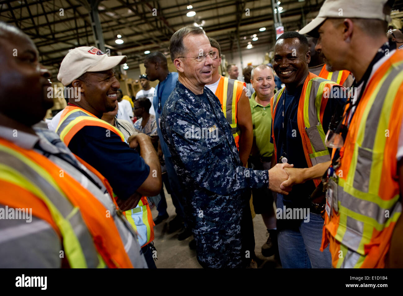 Presidente del Comune di capi di Stato Maggiore della Marina Militare Adm. Mike Mullen grazie ai lavoratori in una miniera agguato resistente protetto (MRAP) All-Terr Foto Stock