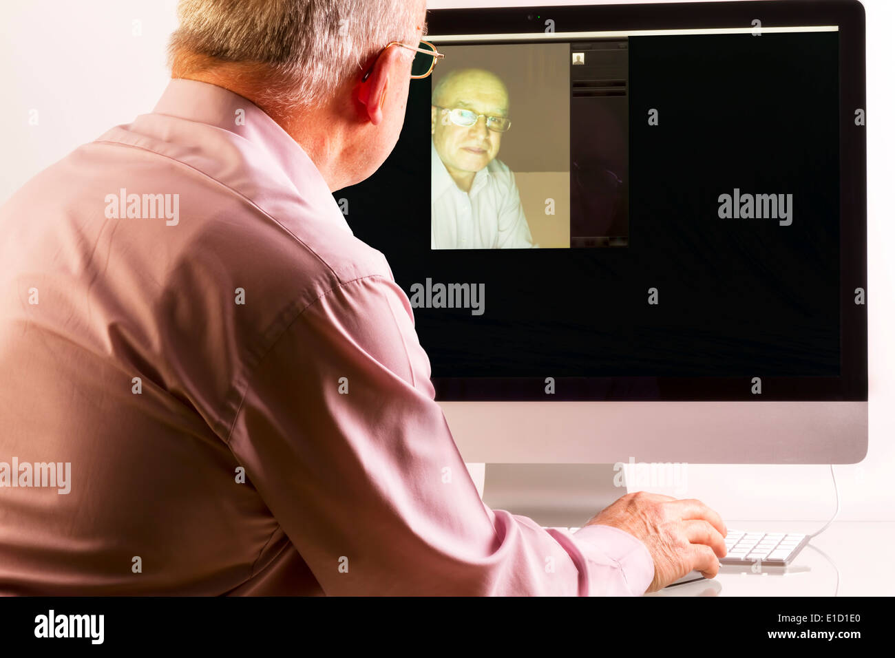 Uomo al computer su sfondo bianco Foto Stock