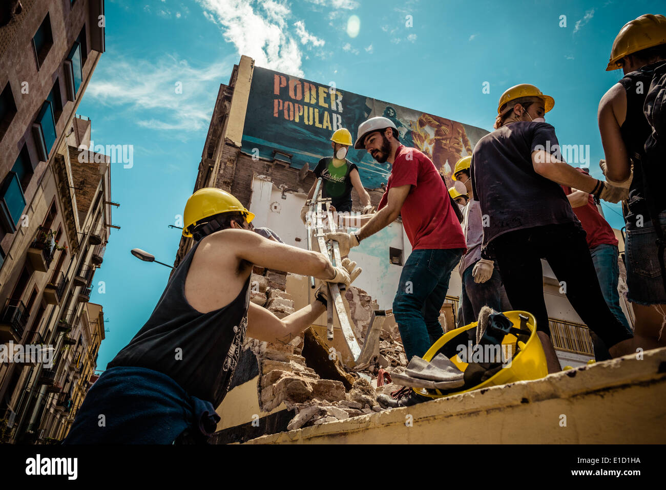 Barcellona, Spagna. 31 maggio 2014: attivisti costruire una catena umana per la liquidazione del recentemente sfrattati e metà demolito autonomo centro sociale "Can Vies' Credit: matthi/Alamy Live News Foto Stock