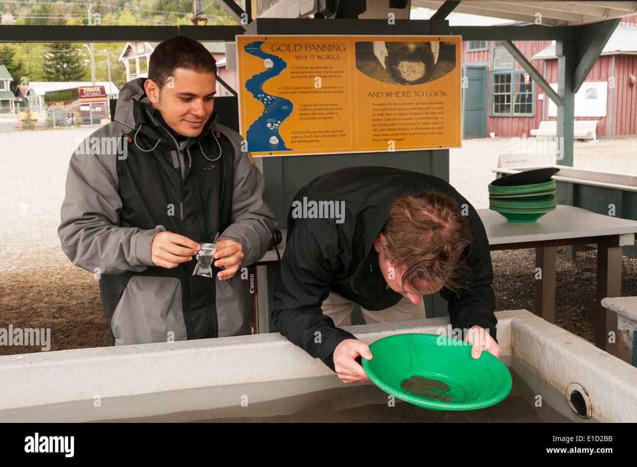 Elk203-1079 Canada, British Columbia, Britannia Mine Museum, visitatori gold panning Foto Stock