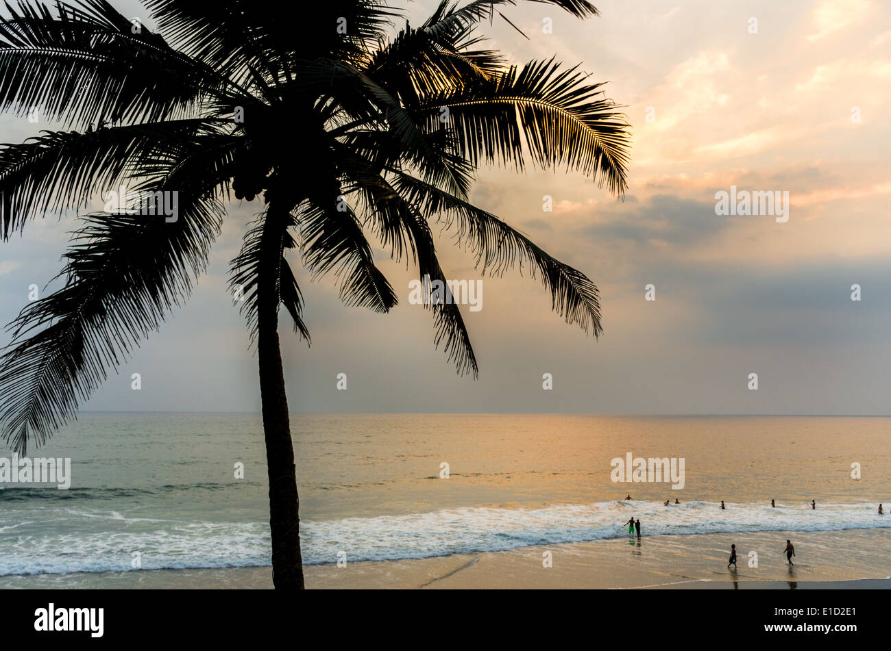Incredibili spiagge indiano, spiaggia nera, Varkala. Il Kerala, India. Foto Stock