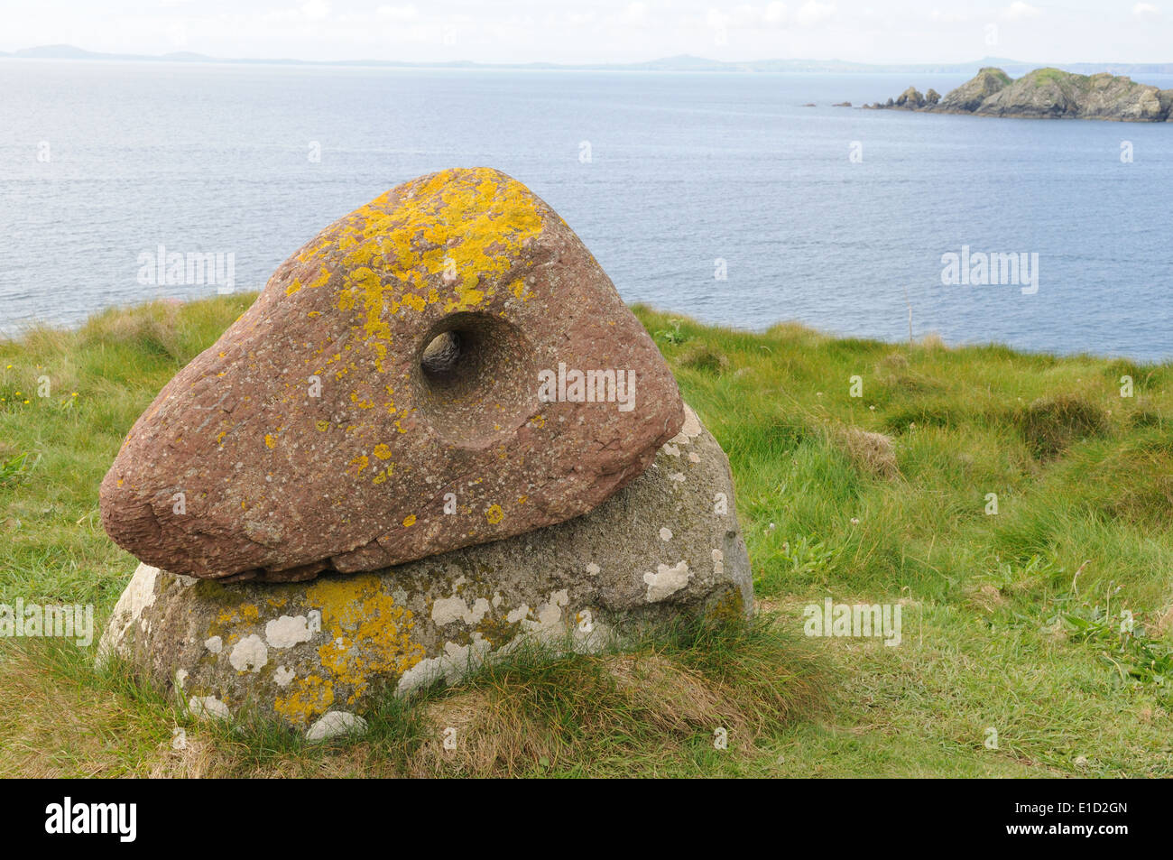 La scultura gli occhi del mare da Alain Ayres sopra St Brides Bay Pembrokeshire Foto Stock