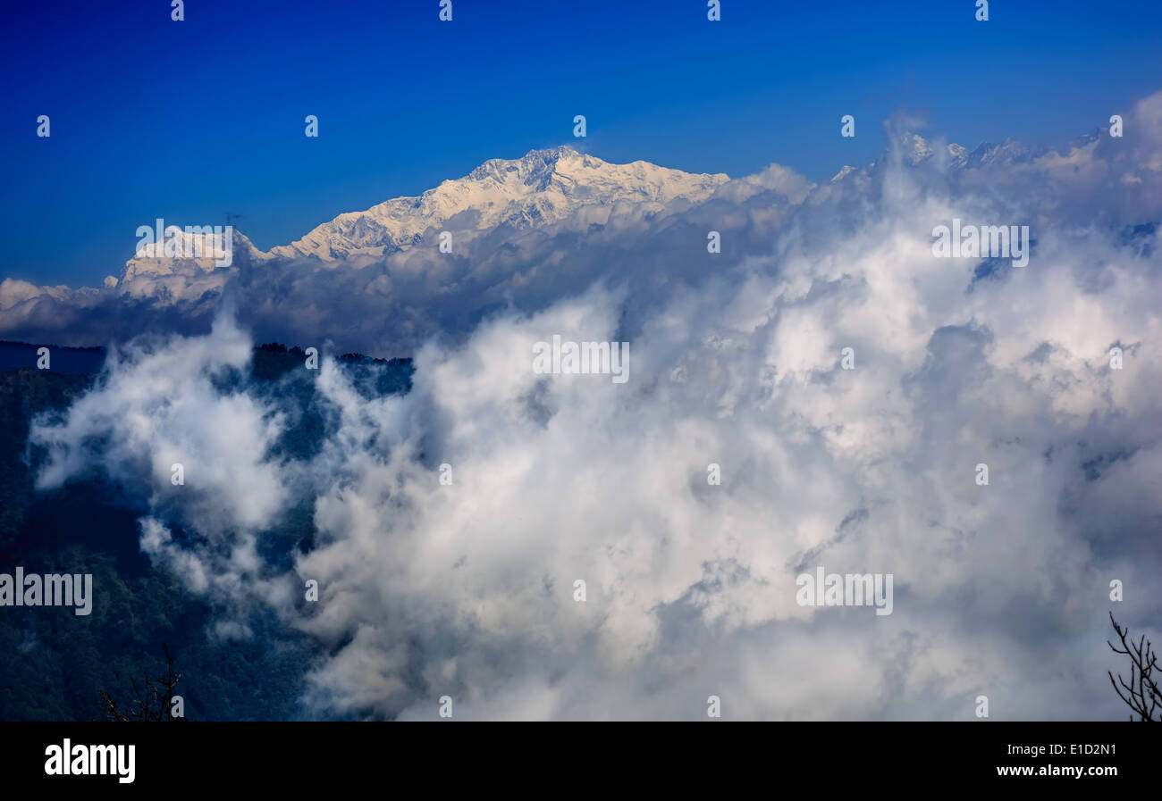 Monte Kangchendzonga gamma percorso di trekking attraverso le montagne himalayane verso Sandakphu Foto Stock