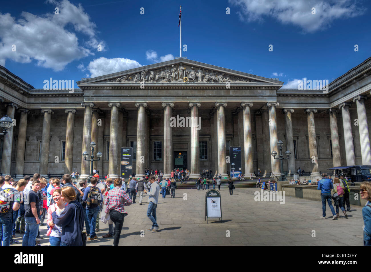 Immagine hdr di turisti la raccolta al di fuori dell'entrata al British Museum di Londra, Inghilterra Foto Stock