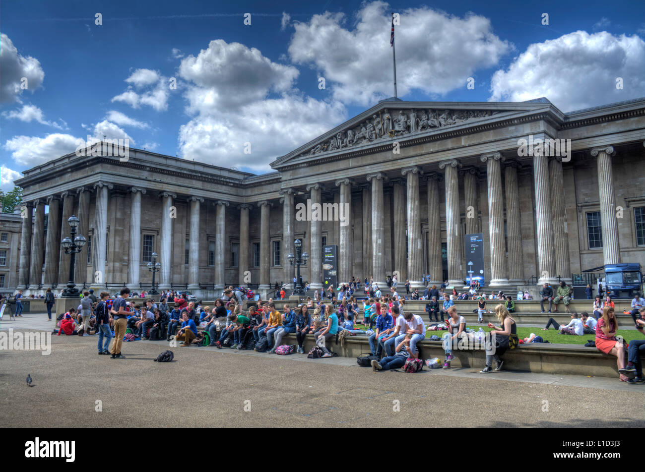 Immagine hdr di gente seduta fuori l'ingresso al British Museum di Londra, Inghilterra Foto Stock
