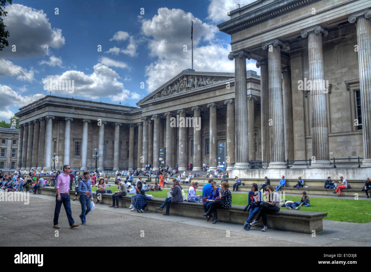 Immagine hdr di gente seduta fuori l'ingresso al British Museum di Londra, Inghilterra Foto Stock