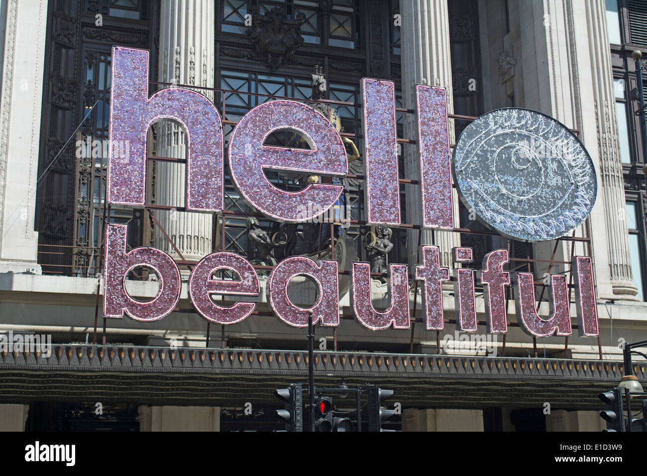 "Ciao Bella' segno promozionali sopra l'entrata di The Selfridge store su Oxford Street a Londra Foto Stock