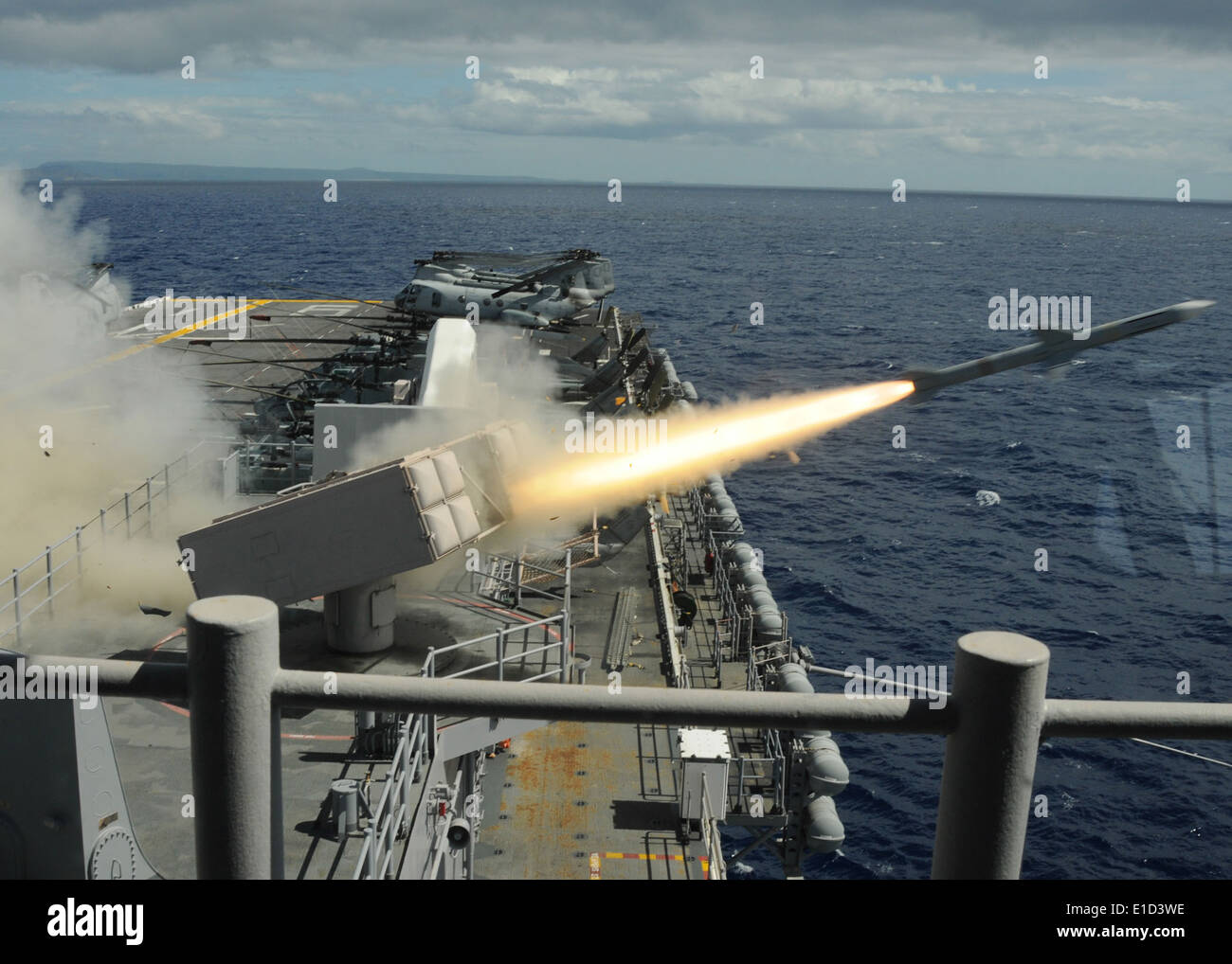 Stati Uniti I marinai a bordo del Wasp-classe assalto anfibio nave USS Bonhomme Richard (LHD 6) avviare un cerchio-7 Mare missile Sparrow come p Foto Stock