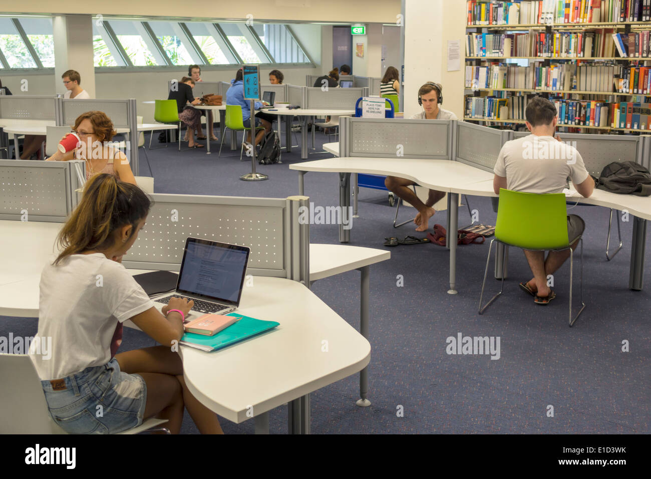 Brisbane Australia, QUT, Queensland University of Garden Point campus, A. M. Fraser Library, interno, studenti teen teen teenager teenager Foto Stock