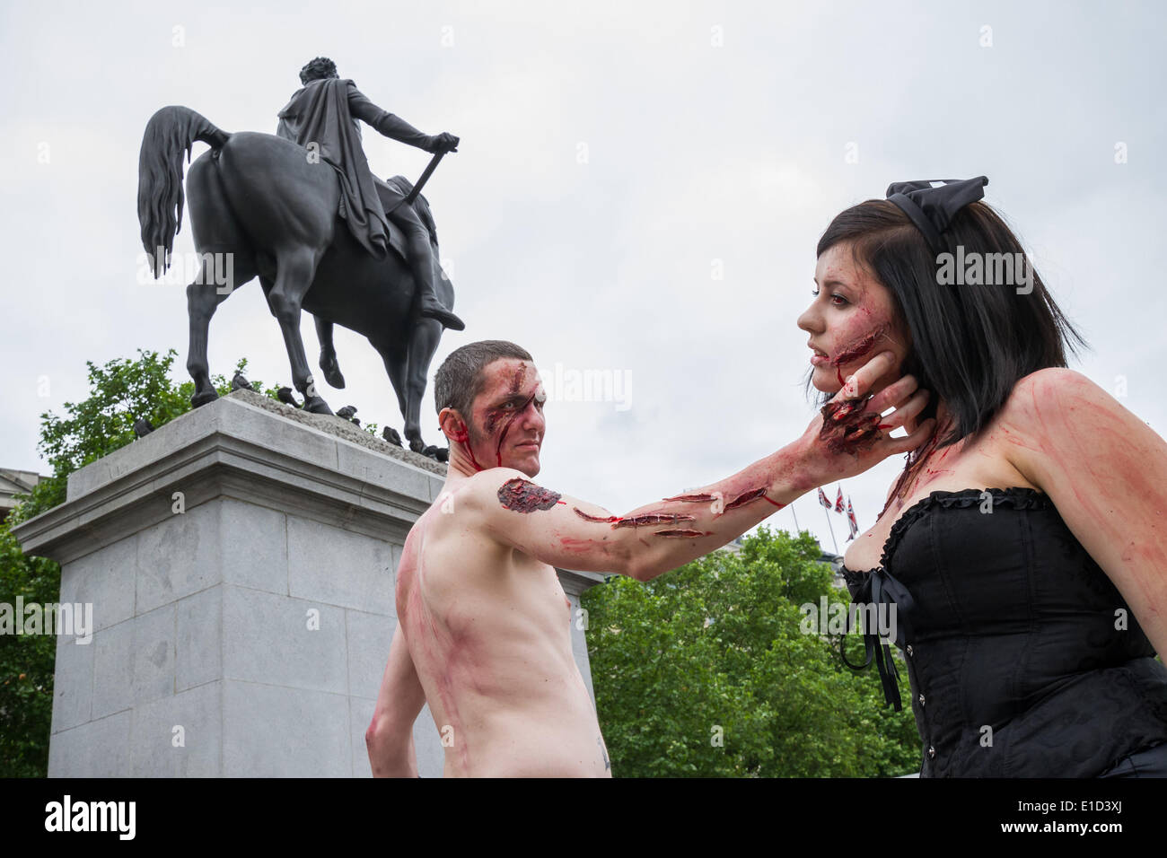 Londra, Regno Unito. Il 31 maggio 2014. Zombie a piedi in London Credit: Guy Corbishley/Alamy Live News Foto Stock