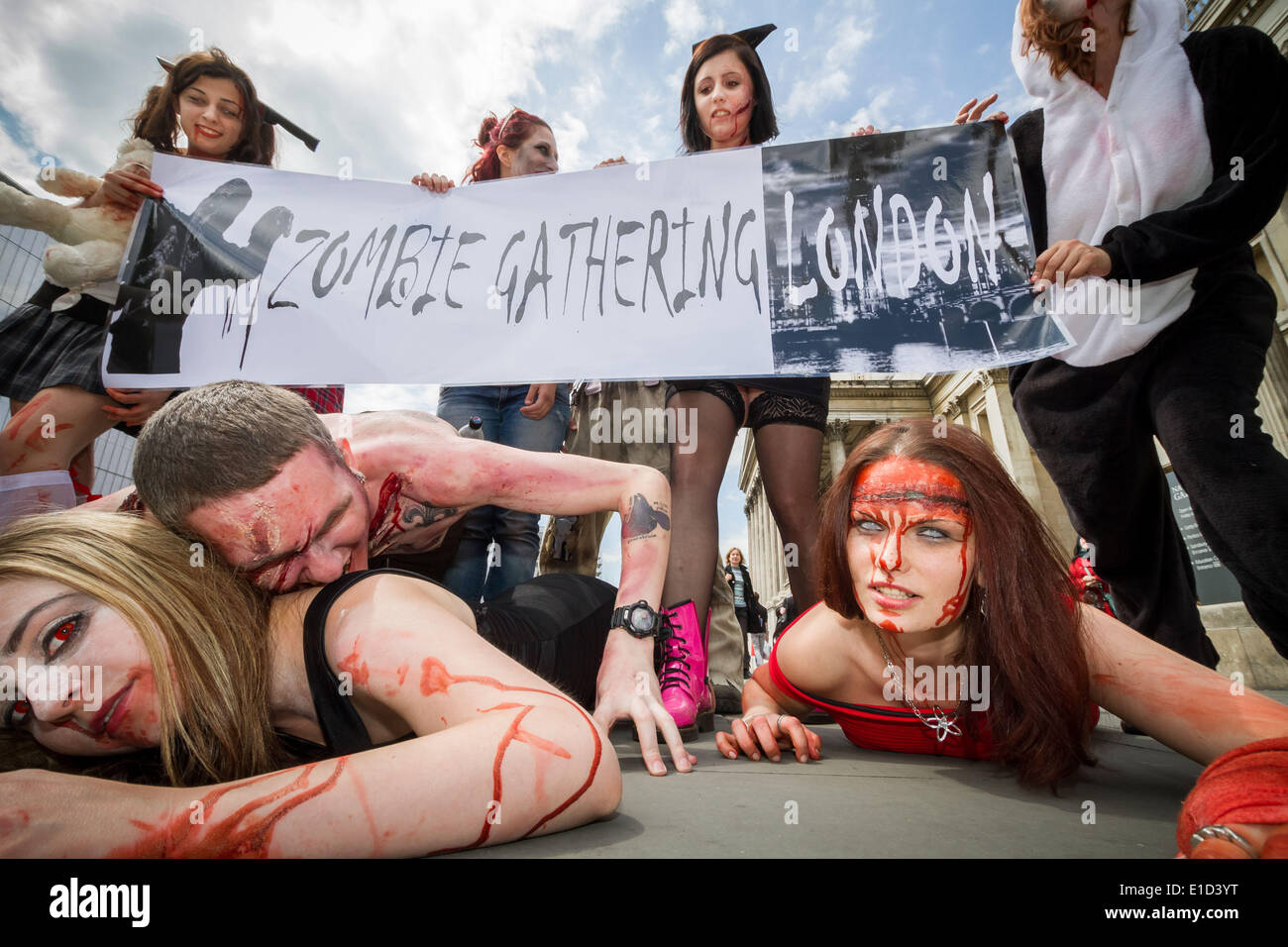Londra, Regno Unito. Il 31 maggio 2014. Zombie a piedi in London Credit: Guy Corbishley/Alamy Live News Foto Stock