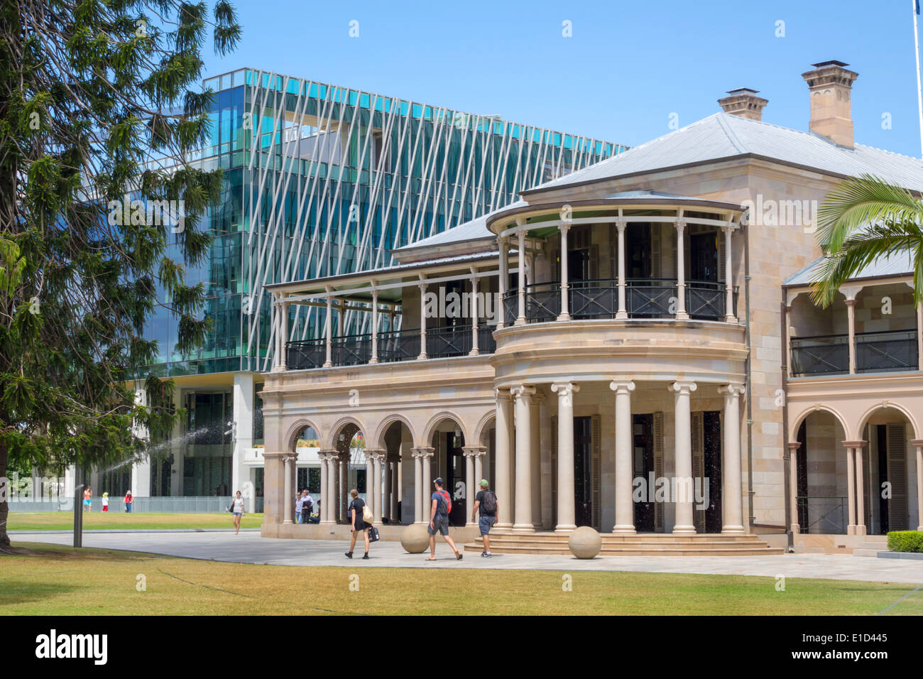 Brisbane Australia,QUT,Queensland University of Garden Point campus,studenti teen teens teenager teenagers walking,Old Government House,Studen Foto Stock