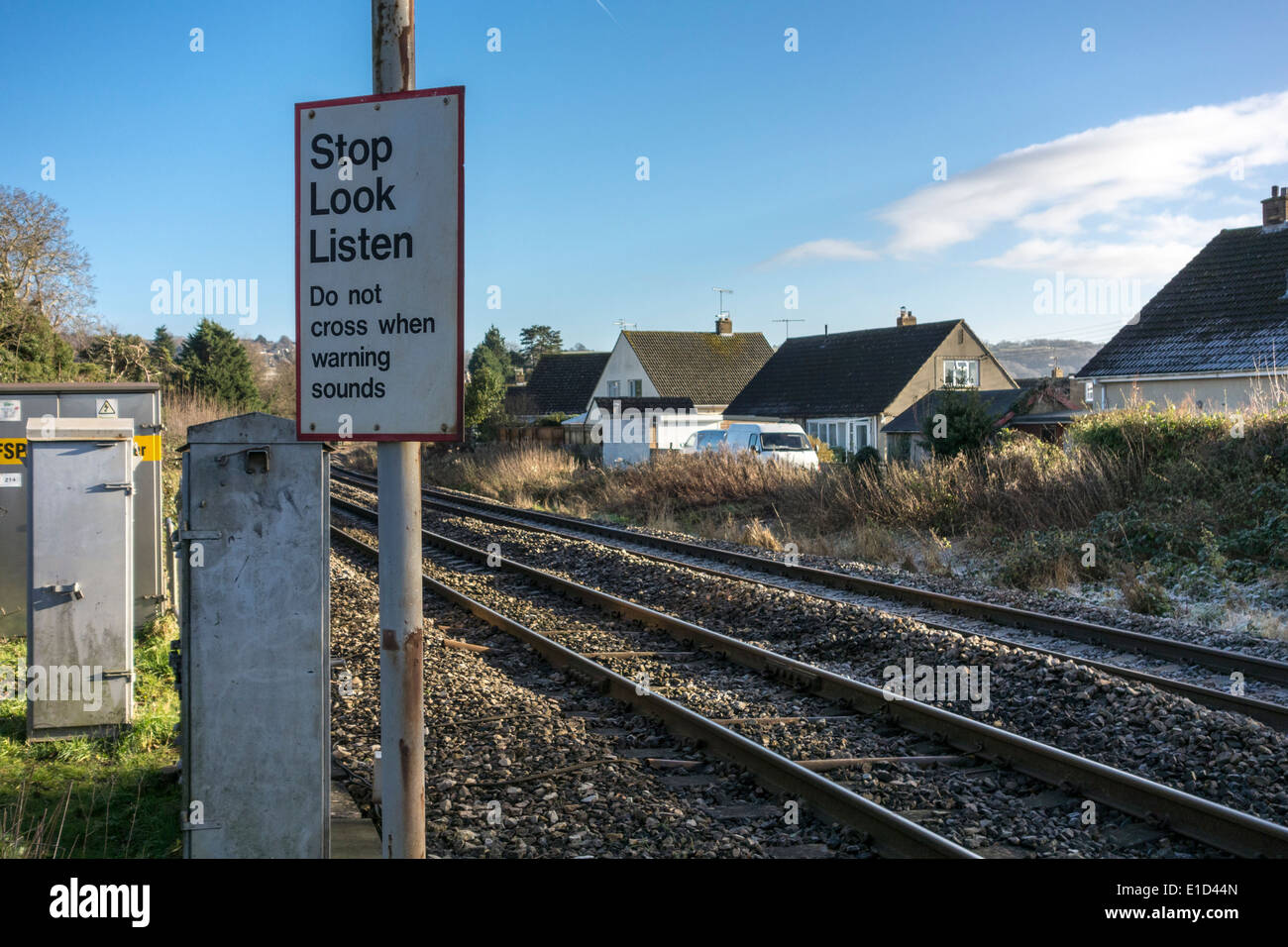 Smettere di guardare ascoltare firmare al passaggio a livello senza barriera, Stroud, Gloucestershire, Regno Unito Foto Stock