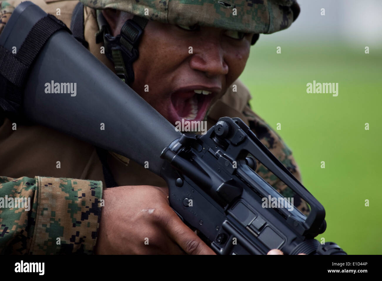 Stati Uniti Marine Corps Lance Cpl. Robert Nichols urla comandi al suo fire team leader come egli si prepara per il lettore RUSH durante l'esercizio fisico e trascinare Foto Stock