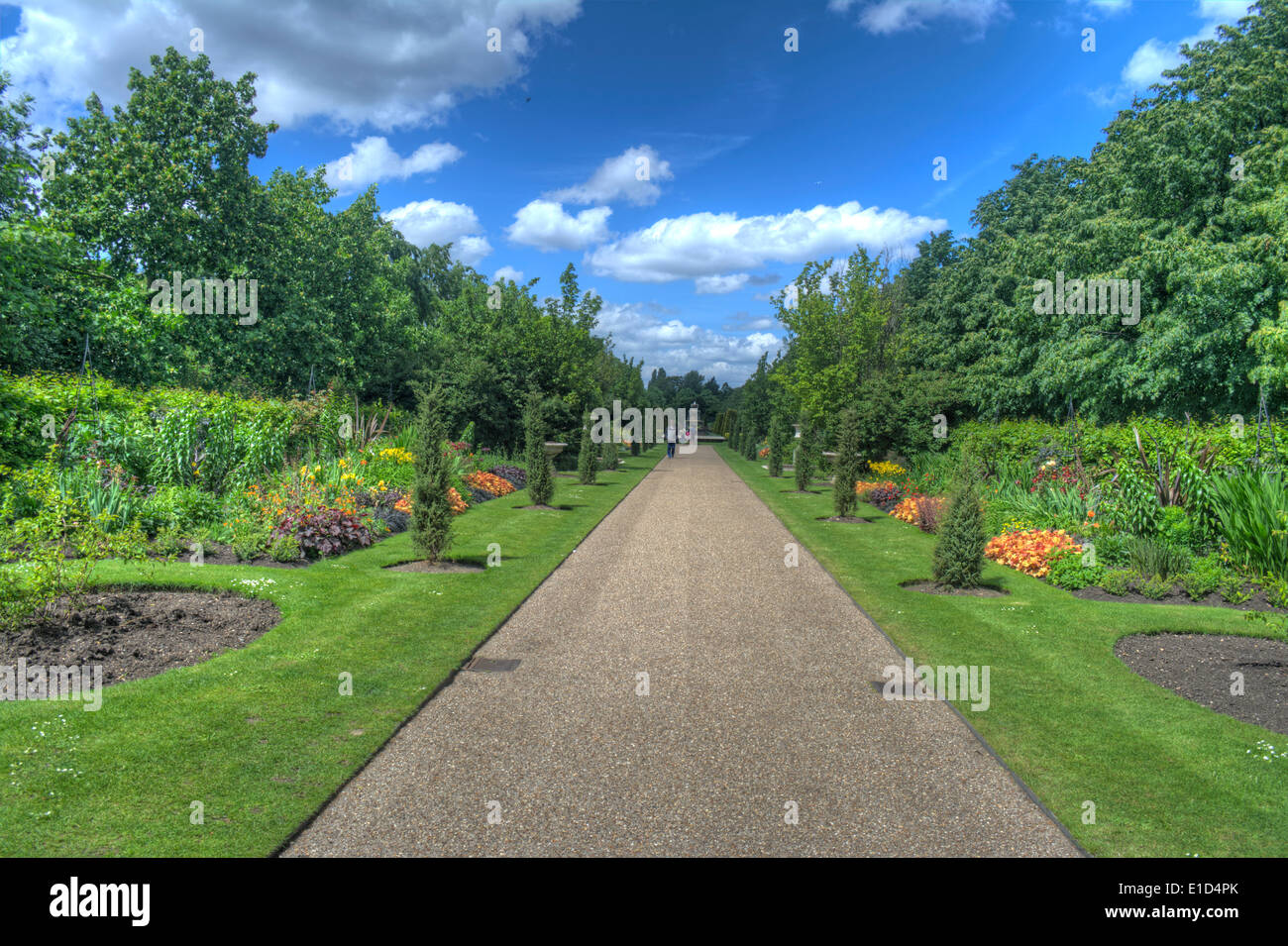 Immagine hdr di aiuole fiorite e la passerella a Regents Park, Londra, Inghilterra Foto Stock