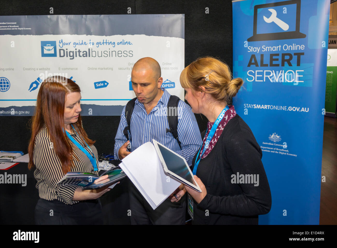 Brisbane Australia,Adelaide Street,Municipio di Brisbane,digital business,expo,espositore,uomo uomo maschio,donna donna femmina donne,tablet,iPad,conversazione,networking,w Foto Stock