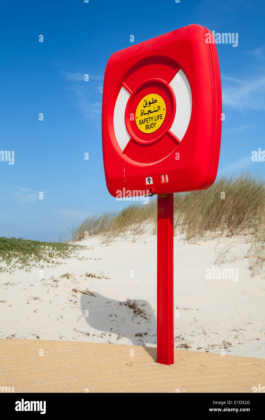 La vita di sicurezza boa rosso in caso di stand sulla spiaggia in Arabia Saudita Foto Stock