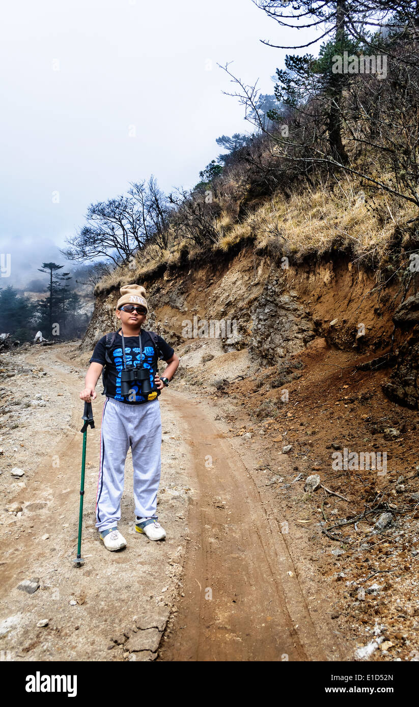 Ragazzo giovane trekker su Himalayan percorso di trekking a Sandakphu Foto Stock
