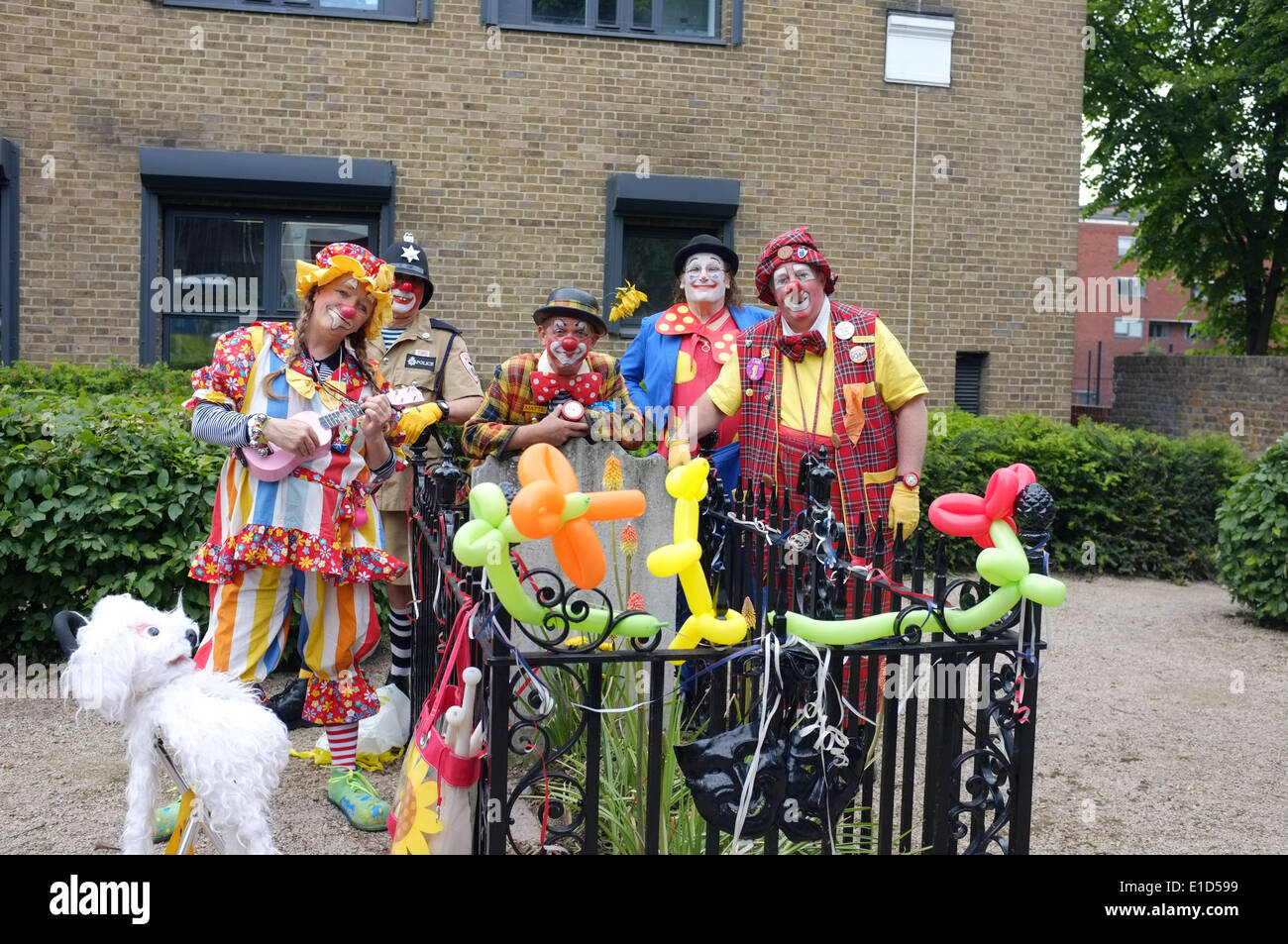 31 Maggio 2014 : clown celebrare i 177 anni dalla morte di Giuseppe Grimaldi (1778-1837) presso la sua tomba di Giuseppe Grimaldi Parco di San James sagrato Pentonville Road, London N1 UK. Foto Stock