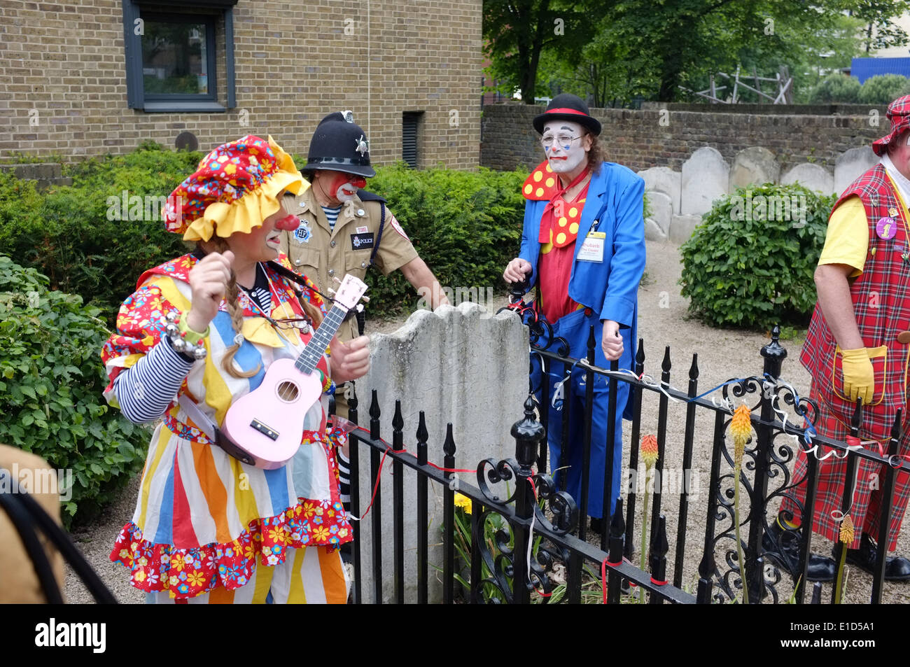 31 Maggio 2014 : clown celebrare i 177 anni dalla morte di Giuseppe Grimaldi (1778-1837) presso la sua tomba di Giuseppe Grimaldi Parco di San James sagrato Pentonville Road, London N1 UK. Foto Stock