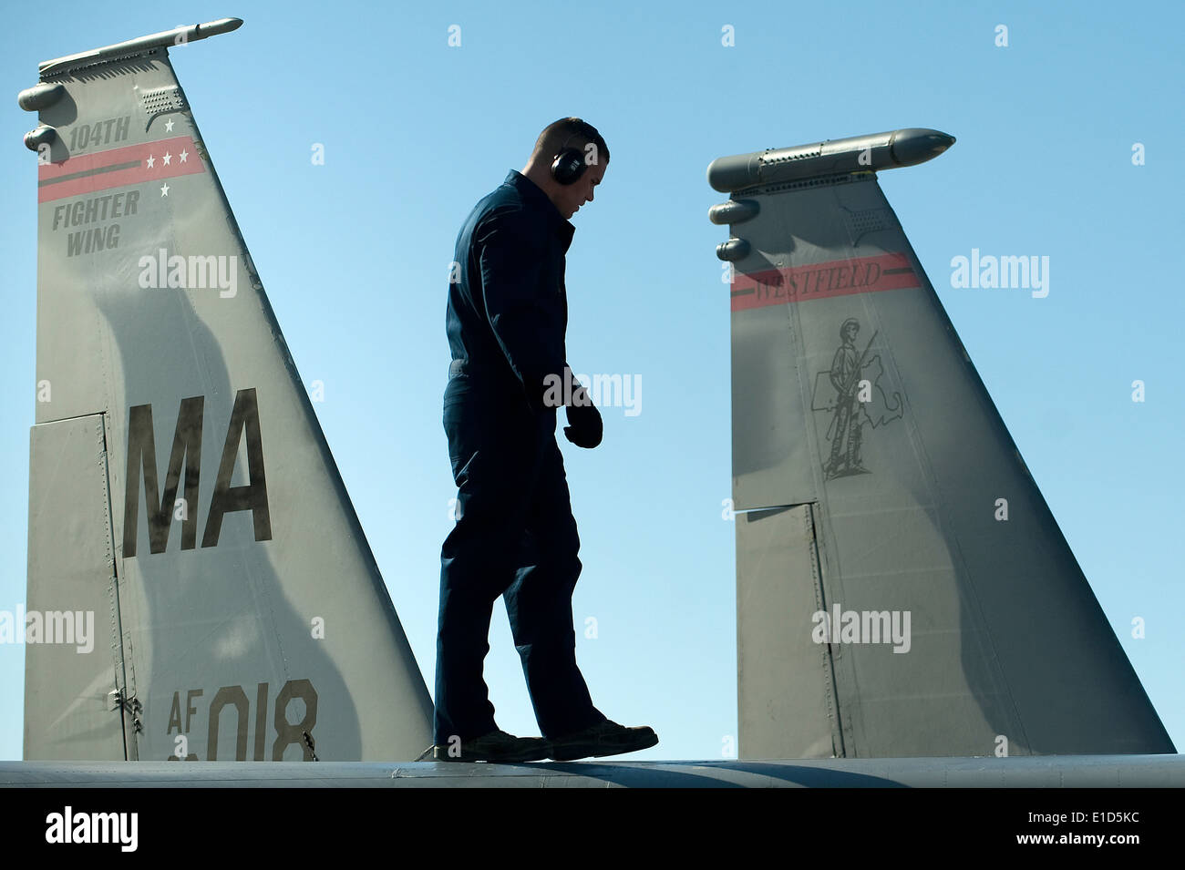 Stati Uniti Air Force Tech. Sgt. Aaron Richards, 104th Fighter Wing, Massachusetts Air National Guard, ispeziona la sommità di un F-15E ST Foto Stock