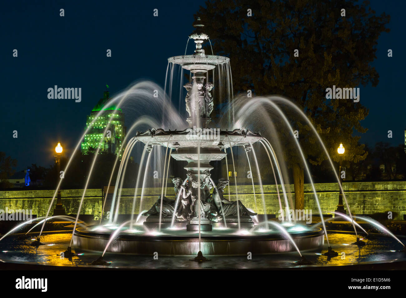 La decorazione di fontana nel Quebec Assemblea Nazionale building illuminato al crepuscolo in Quebec City, Quebec, Canada. Foto Stock