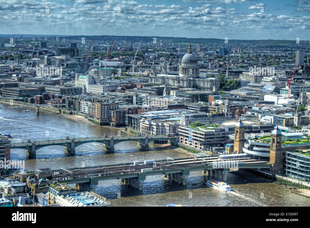 Immagine hdr della City di Londra, la Cattedrale di St Paul e il fiume Tamigi dal trentacinquesimo piano del coccio. Foto Stock